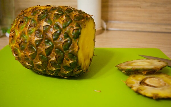 Sådan skæres en ananas korrekt og smukt