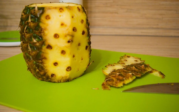 Sådan skæres en ananas korrekt og smukt