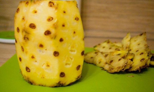 Sådan skæres en ananas korrekt og smukt