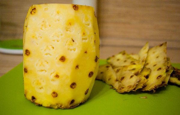 Sådan skæres en ananas korrekt og smukt