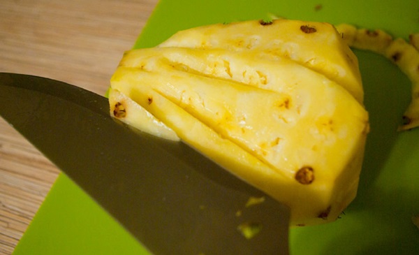Sådan skæres en ananas korrekt og smukt