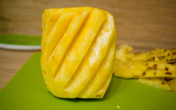 Sådan skæres en ananas korrekt og smukt