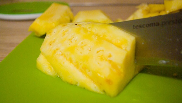 Sådan skæres en ananas korrekt og smukt