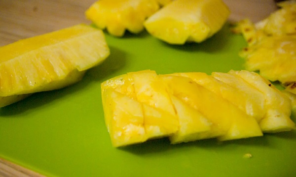 Sådan skæres en ananas korrekt og smukt