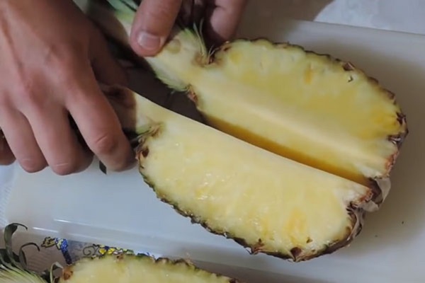 Sådan skæres en ananas korrekt og smukt