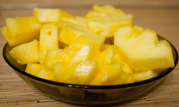 Sådan skæres en ananas korrekt og smukt
