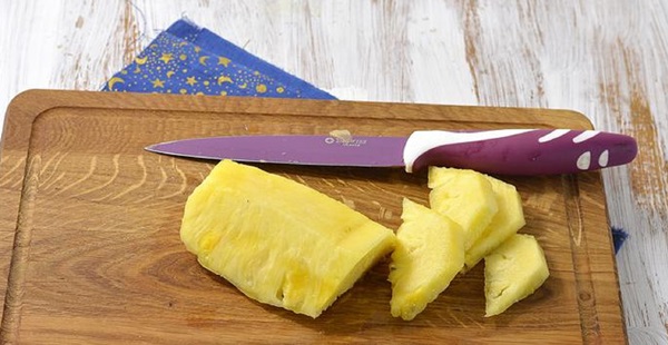 Sådan skæres en ananas korrekt og smukt