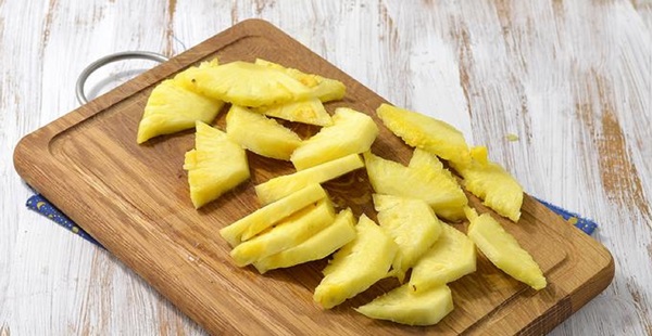 Sådan skæres en ananas korrekt og smukt