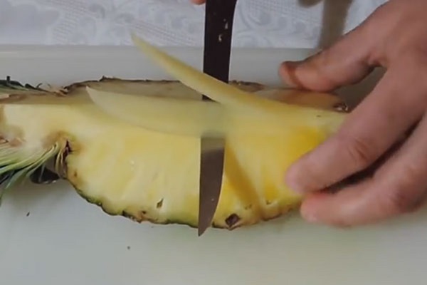 Sådan skæres en ananas korrekt og smukt
