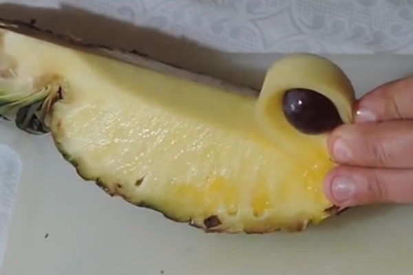 Sådan skæres en ananas korrekt og smukt