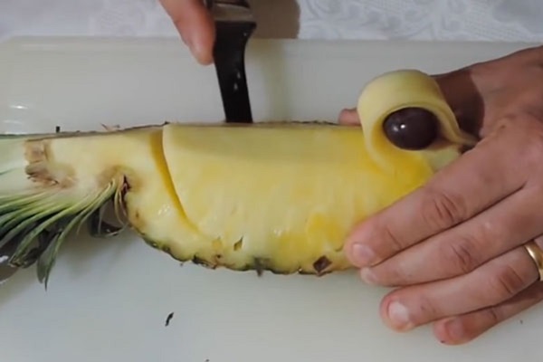 Sådan skæres en ananas korrekt og smukt