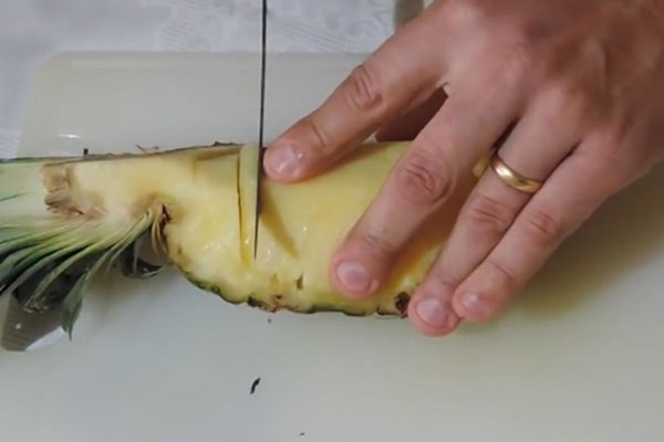 Sådan skæres en ananas korrekt og smukt