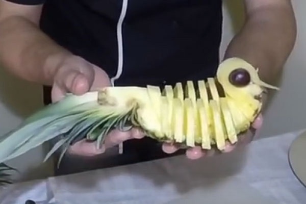 Sådan skæres en ananas korrekt og smukt