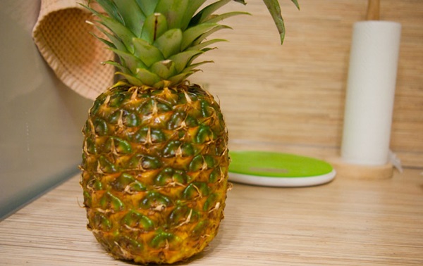 Sådan skæres en ananas korrekt og smukt