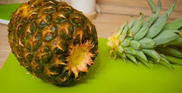 Sådan skæres en ananas korrekt og smukt