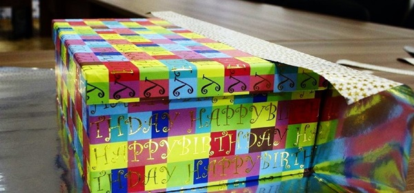 Sådan pakker du en gave i et gavepapir
