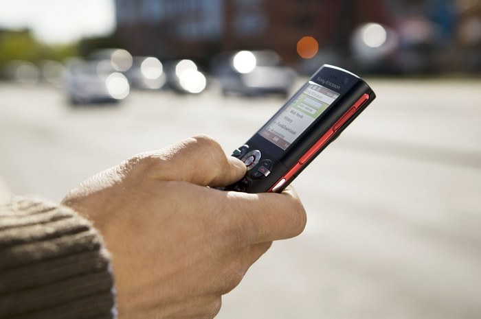 person med telefon
