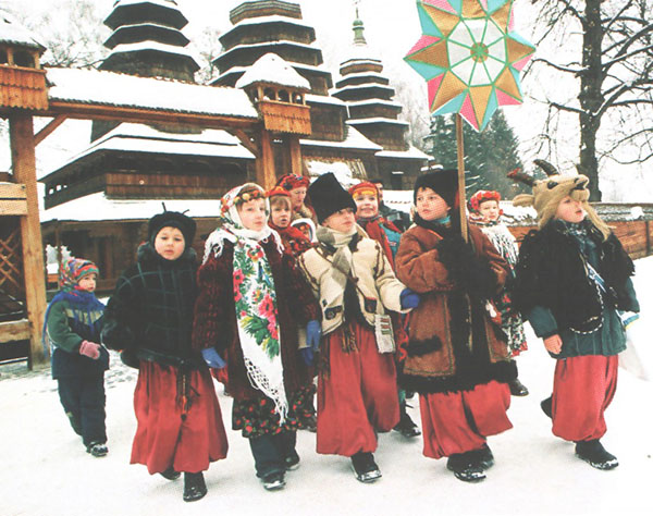 Sådan skal du være god til jul den 6. og 7. januar og det gamle nytår, hvad du skal sige - digte, sange, ritualer, kostumer