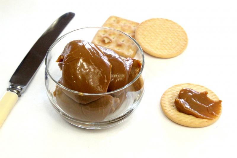 Hvordan laver man kondenseret mælk i en dåse?