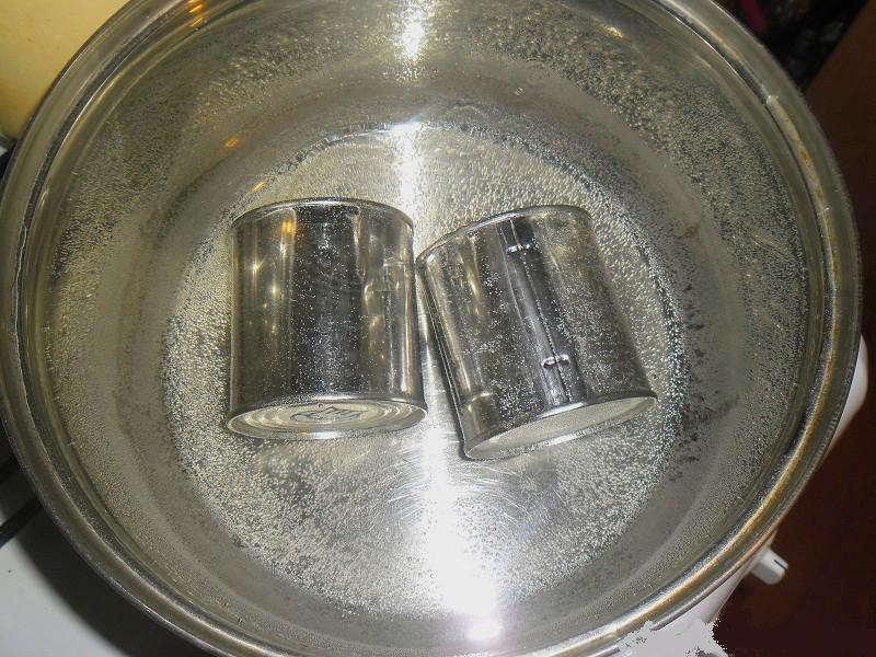 Hvordan laver man kondenseret mælk i en dåse?