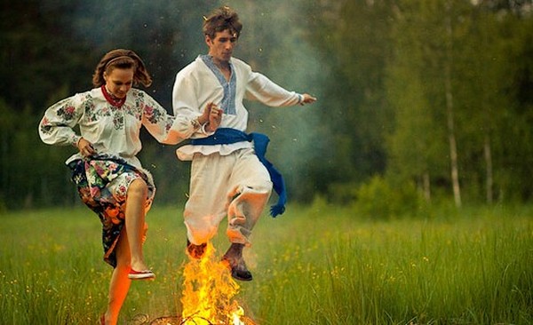 Hvad er antallet af Ivan Kupala i 2016? Hvilke fortune-telling, ritualer, traditioner er forbundet med ferien? Hvad skal jeg lave på Ivan Kupala, tillykke med
