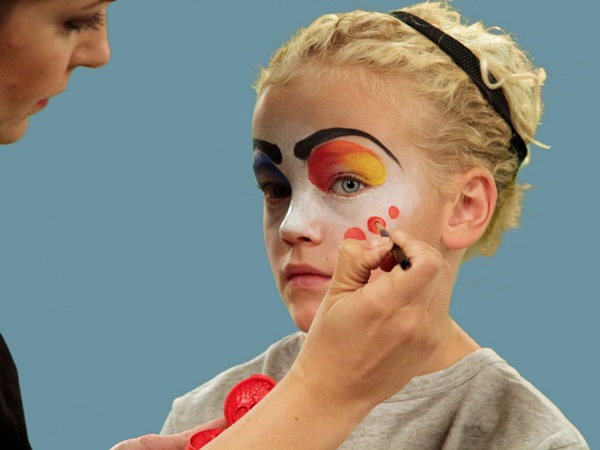 Skræmmende makeup til Halloween med dine egne hænder til piger og piger