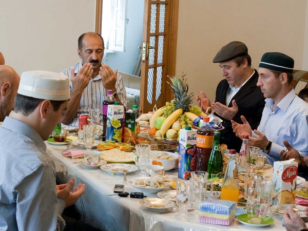 Tillykke med Uraza Bayram-muslimer i juli