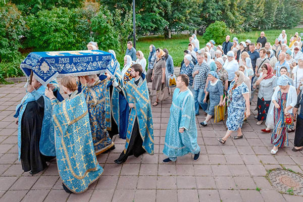Antagelse af den velsignede jomfru Maria 2017: tegn og tillykke