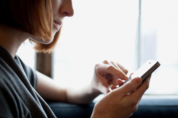 pige med telefon