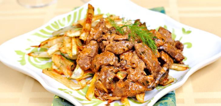 oksekød stroganoff på en plade