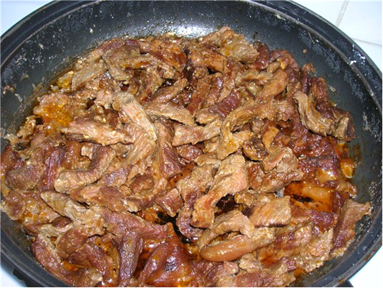 Oksekød Stroganoff i en stegepande