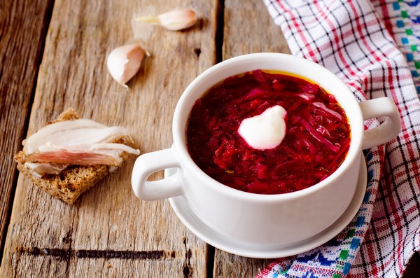 Borsch til vinteren i dåser, opskrifter til tilberedninger med rødbeder og kål, tomatpuré og uden det