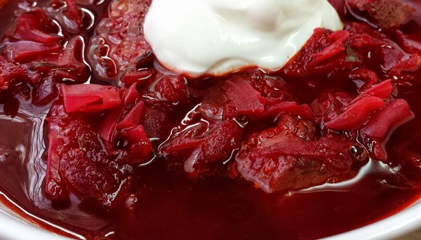 Borsch til vinteren i dåser, opskrifter til tilberedninger med rødbeder og kål, tomatpuré og uden det