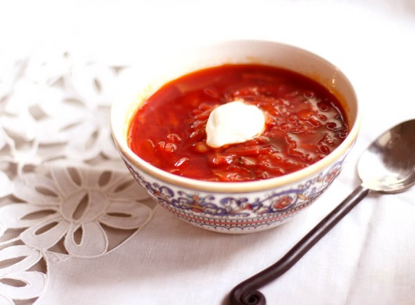Borsch til vinteren i dåser, opskrifter til tilberedninger med rødbeder og kål, tomatpuré og uden det