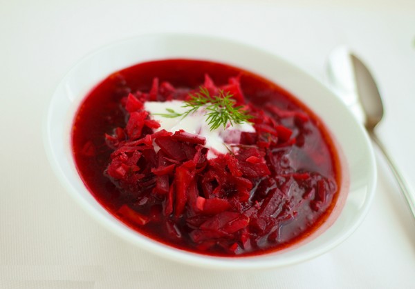 Borsch til vinteren i dåser, opskrifter til tilberedninger med rødbeder og kål, tomatpuré og uden det