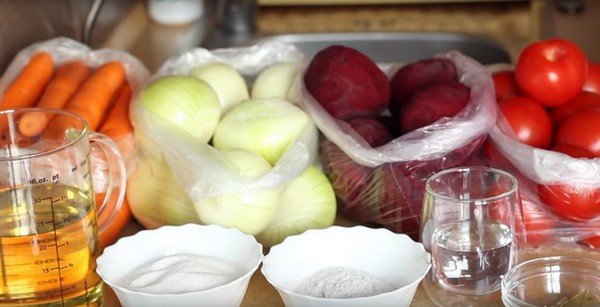 Borsch til vinteren i dåser, opskrifter til tilberedninger med rødbeder og kål, tomatpuré og uden det