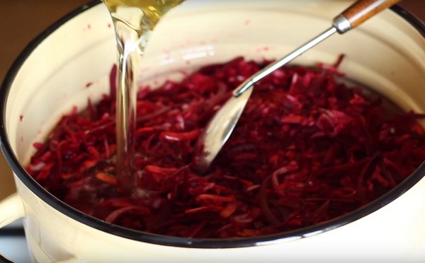 Borsch til vinteren i dåser, opskrifter til tilberedninger med rødbeder og kål, tomatpuré og uden det