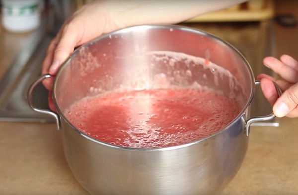 Borsch til vinteren i dåser, opskrifter til tilberedninger med rødbeder og kål, tomatpuré og uden det