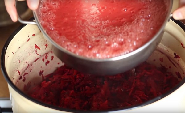 Borsch til vinteren i dåser, opskrifter til tilberedninger med rødbeder og kål, tomatpuré og uden det