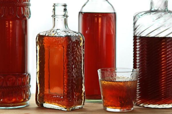 Hjemmelavet kirsebærvin, en simpel opskrift med vodka, uden gær. Hvordan man laver kirsebærvin hjemme med en handske