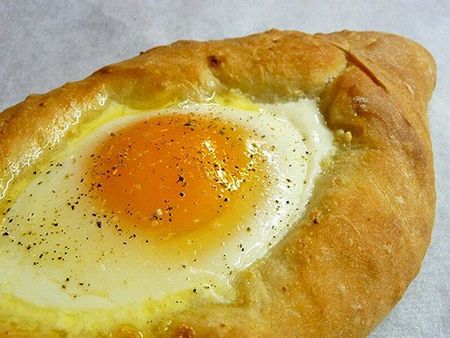 Du kan gøre khachapuri på kefir eller creme creme. Som fyld anvendes æg eller kød. Samtidig er jo mere du afviger fra den klassiske opskrift, jo sværere vil det være at nævne dit kulinariske mesterværk rigtige khachapuri. 