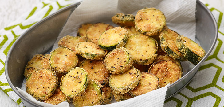 Crispy courgette med hvidløg og veggie - opskrift c foto