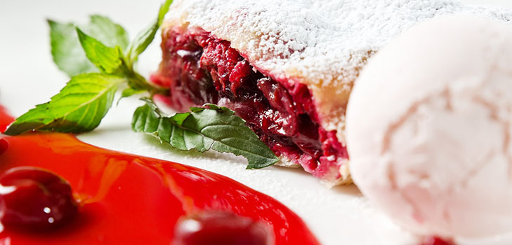 En opskrift på saftigt og ømt kirsebærstrudel med kanel