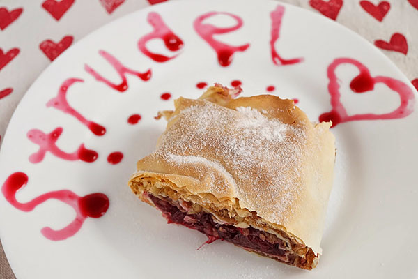 En opskrift på saftigt og ømt kirsebærstrudel med kanel