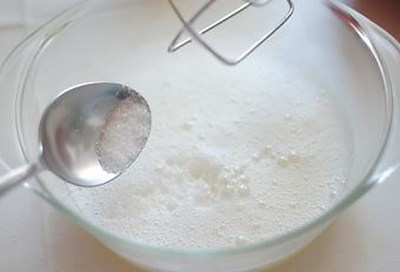 Sådan tilberedes meringue, en lækker opskrift med et billede