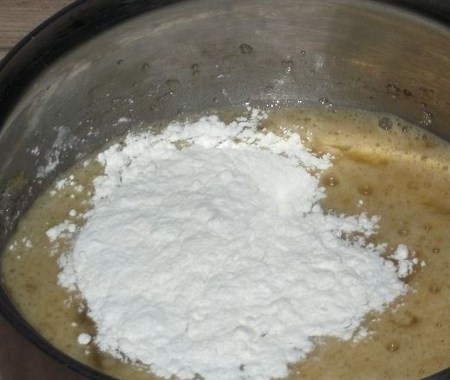 Sådan laver du en creme til capkake: vanille, ost og fløde af kondenseret mælk, en opskrift med et billede