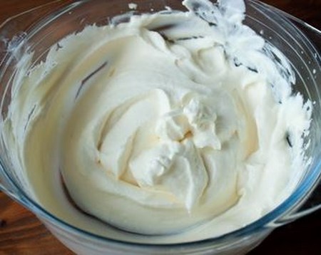 Sådan laver du en creme til capkake: vanille, ost og fløde af kondenseret mælk, en opskrift med et billede