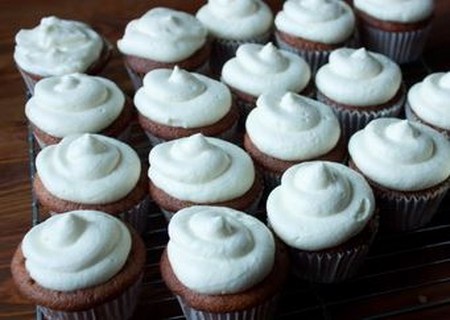 Sådan laver du en creme til capkake: vanille, ost og fløde af kondenseret mælk, en opskrift med et billede