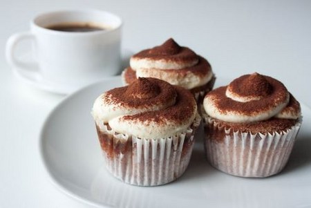 Sådan laver du en creme til capkake: vanille, ost og fløde af kondenseret mælk, en opskrift med et billede