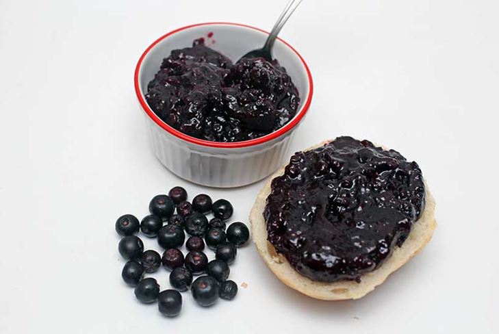 Sådan tilberedes en syltetøj fra en sort chokeberry: en opskrift med et billede
